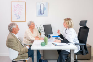 Médecin et patients en rendez-vous médical à Medicina